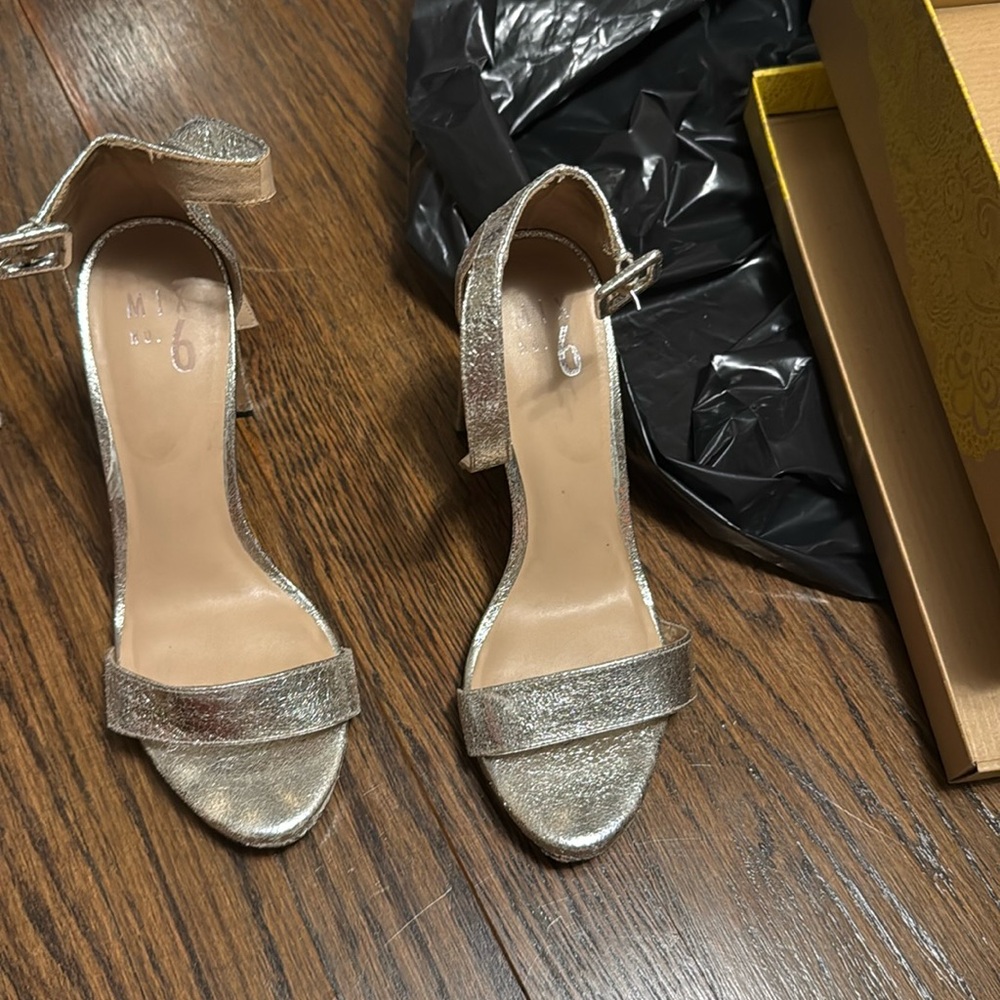 Silver heels size 7 mix no 6
